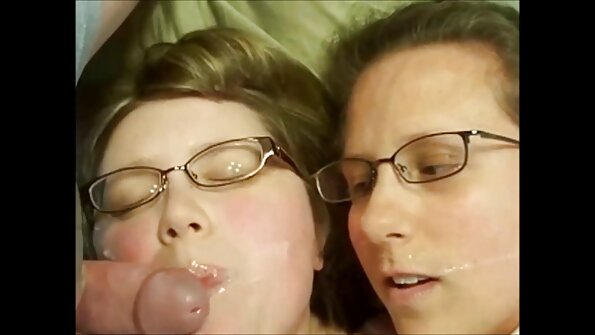 Pelacur berambut gelap Teri Weigel dan Kristina film boxep Rose menggosok vagina